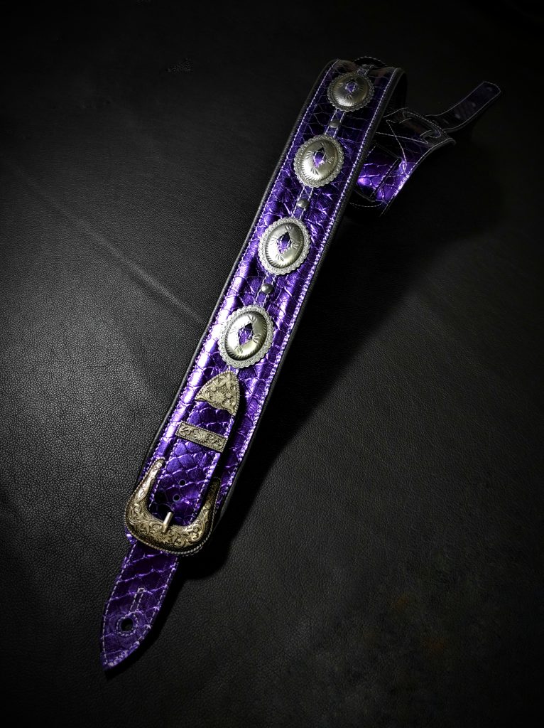 Correa para guitarra o bajo de cuero con conchos