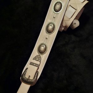 Correa para guitarra o bajo de cuero con conchos