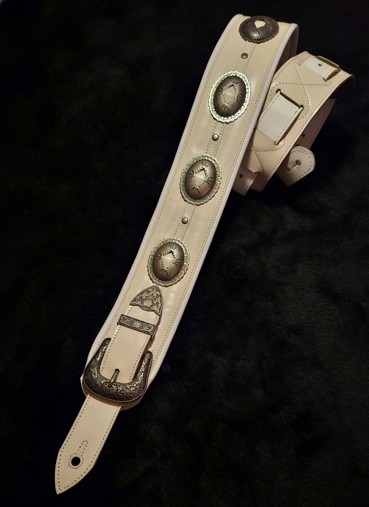 Correa para guitarra o bajo de cuero con conchos