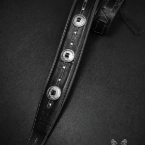 Correa de cuero para guitarra con conchos
